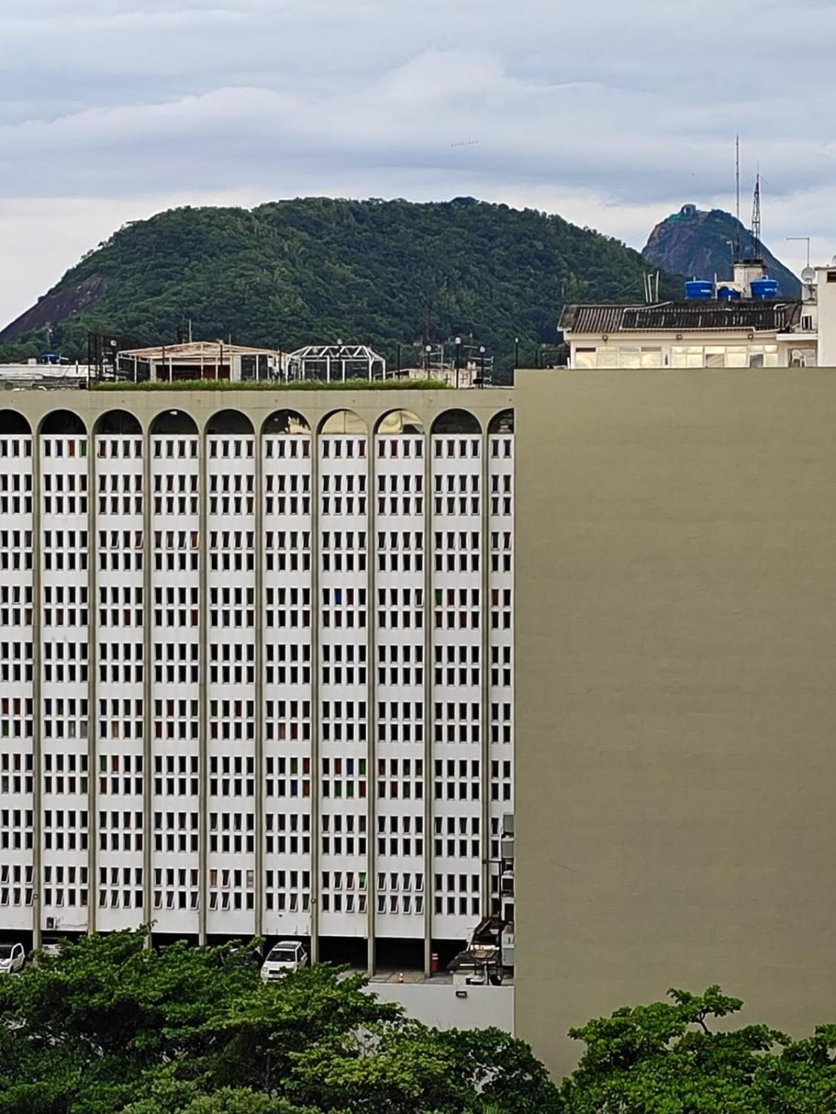 A Uma Quadra Da De Copacabana Apartment